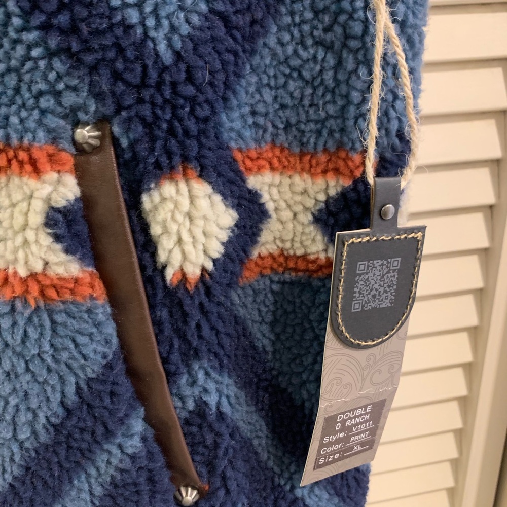 NWT STUNNING DOUBLE D LINED FLEECE VEST! - Picture 2 of 7